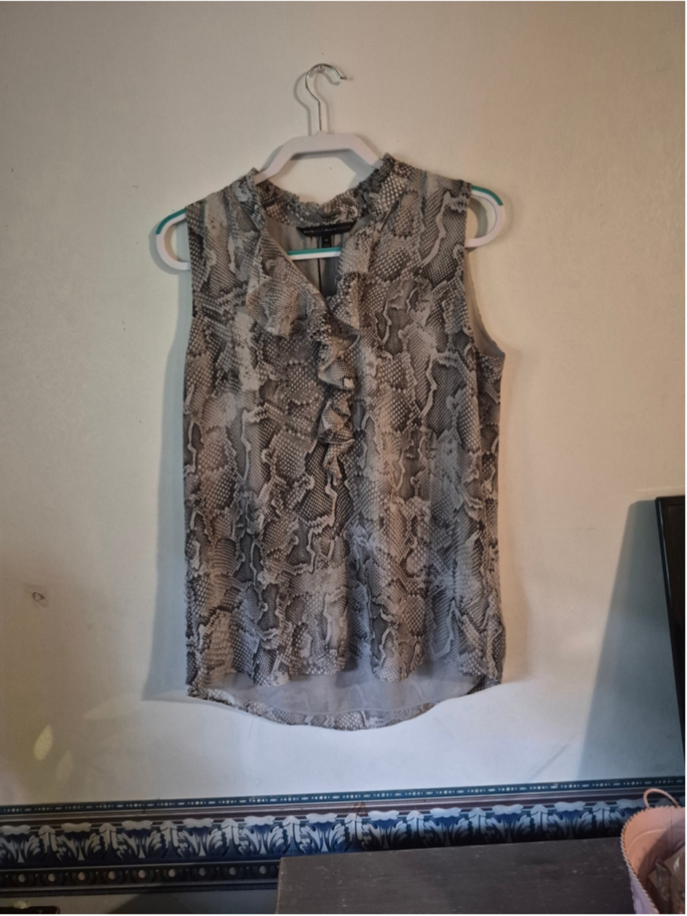 Women's White House Black Market Sleeveless Blouse Size 10 Grey Snake Print